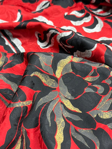 REF-166  LARGE FLOWER PRINT FINE SILK JACQUARD. ITALY. A CUT OF 3 YARDS.