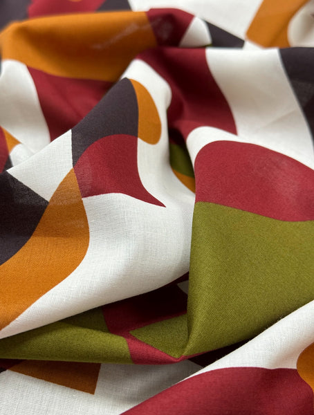 REF-107 GEO ABSTRACT PRINT COTTON POPLIN. ITALY. A CUT OF 1-7/8 YARDS.