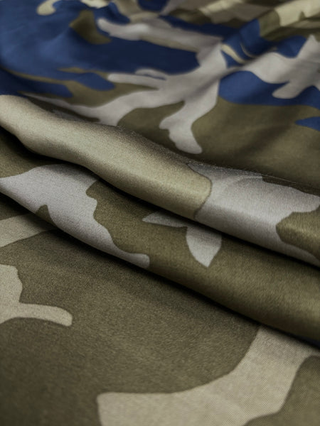 REF-177  ABSTRACT PRINT VISCOSE . ITALY. A CUT OF 3/4 OF A YARD