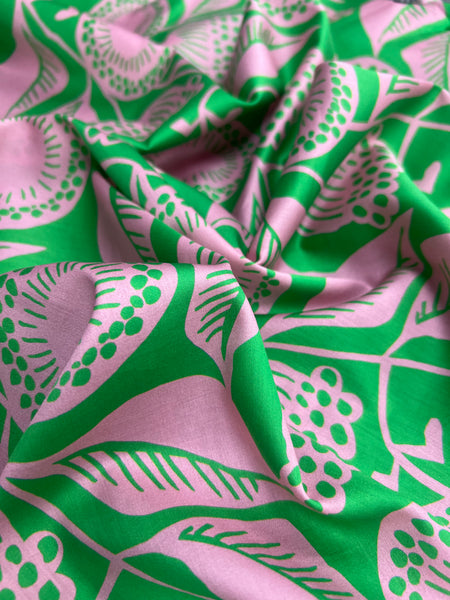 REF-146 LOTUS STEM PRINT COTTON POPLIN SATIN FINISH. ITALY. A CUT OF 7/8 YARD.